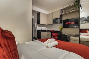 Apartamento romântico, 1 cama de casal, cozinha, vista para a cidade | Espaço de trabalho para notebook, ferros/tábuas de passar roupa