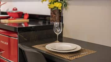Apartamento romántico, 1 cama doble, cocina, vistas a la ciudad | Restauración