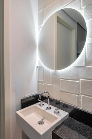 Apartamento romántico, 1 cama doble, cocina, vistas a la ciudad | Baño | Ducha, artículos de higiene personal gratuitos y secador de pelo