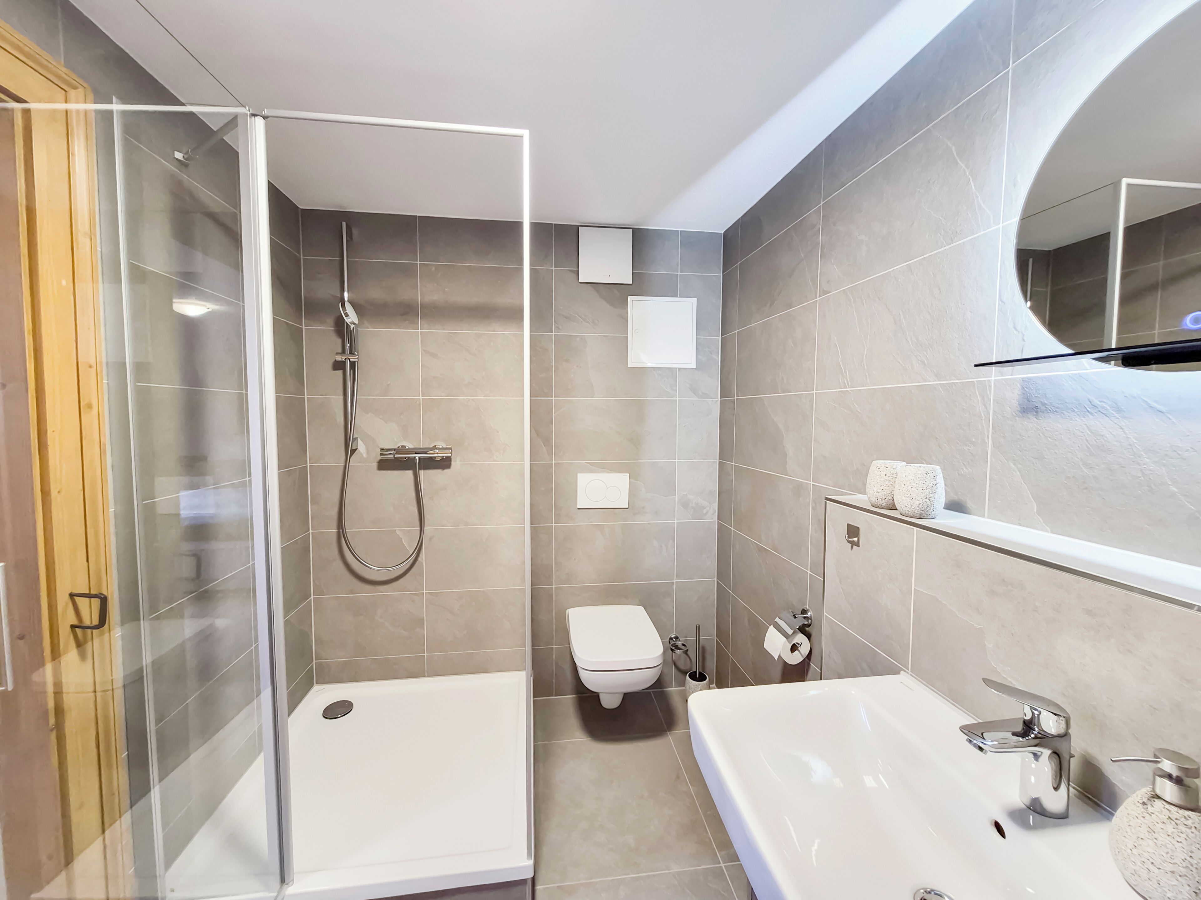 Dusche, Haartrockner, Handtücher, Seife