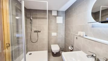 Dusche, Haartrockner, Handtücher, Seife