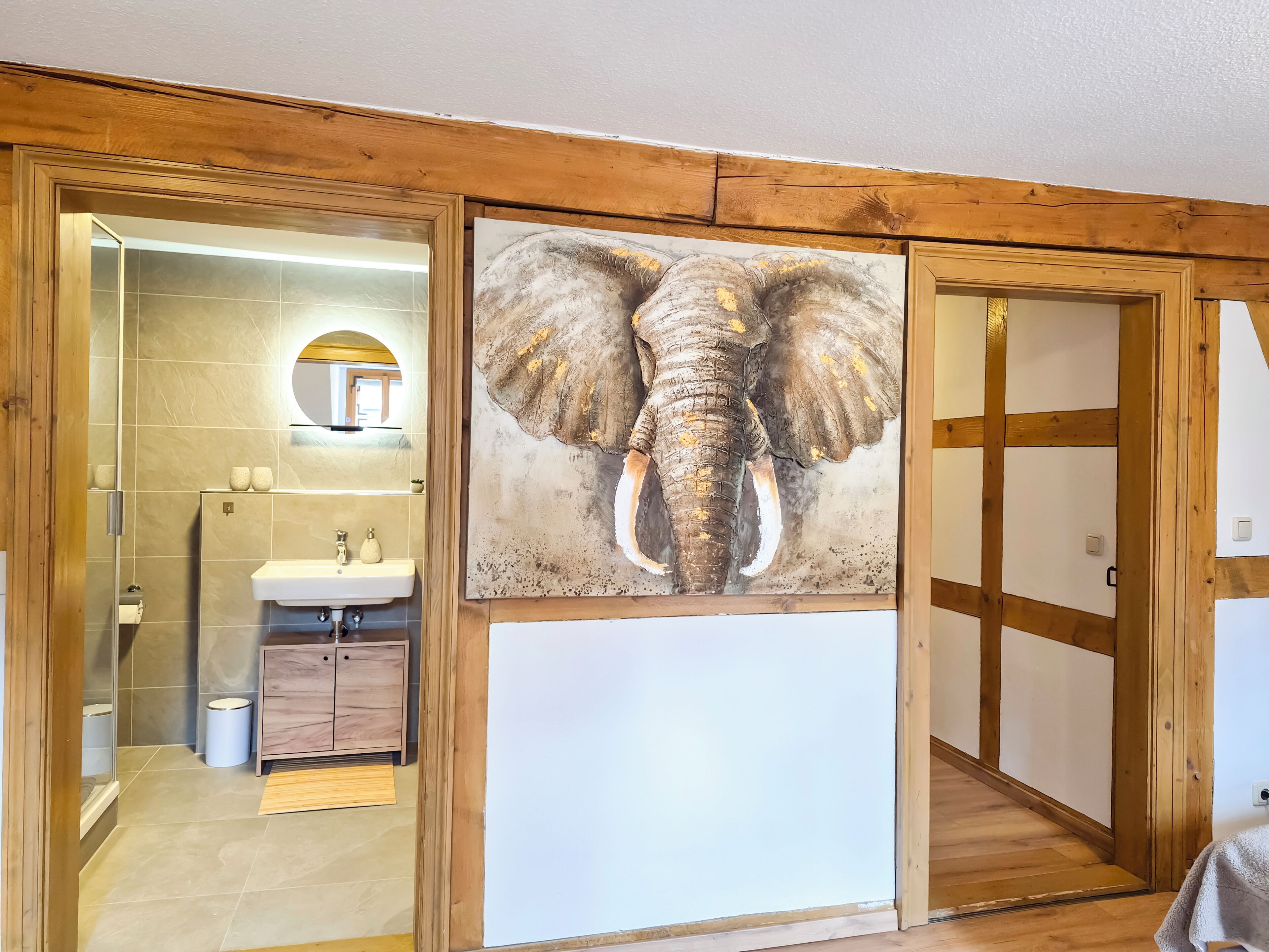Une salle de bain avec un meuble-lavabo en bois, un miroir et un lavabo.