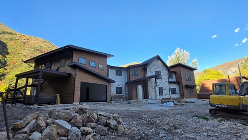 River Lodge near Sundance, 7 King Beds, 9BR 7BA, 7000sf, 15 Beds, Hot Tub, Sauna
