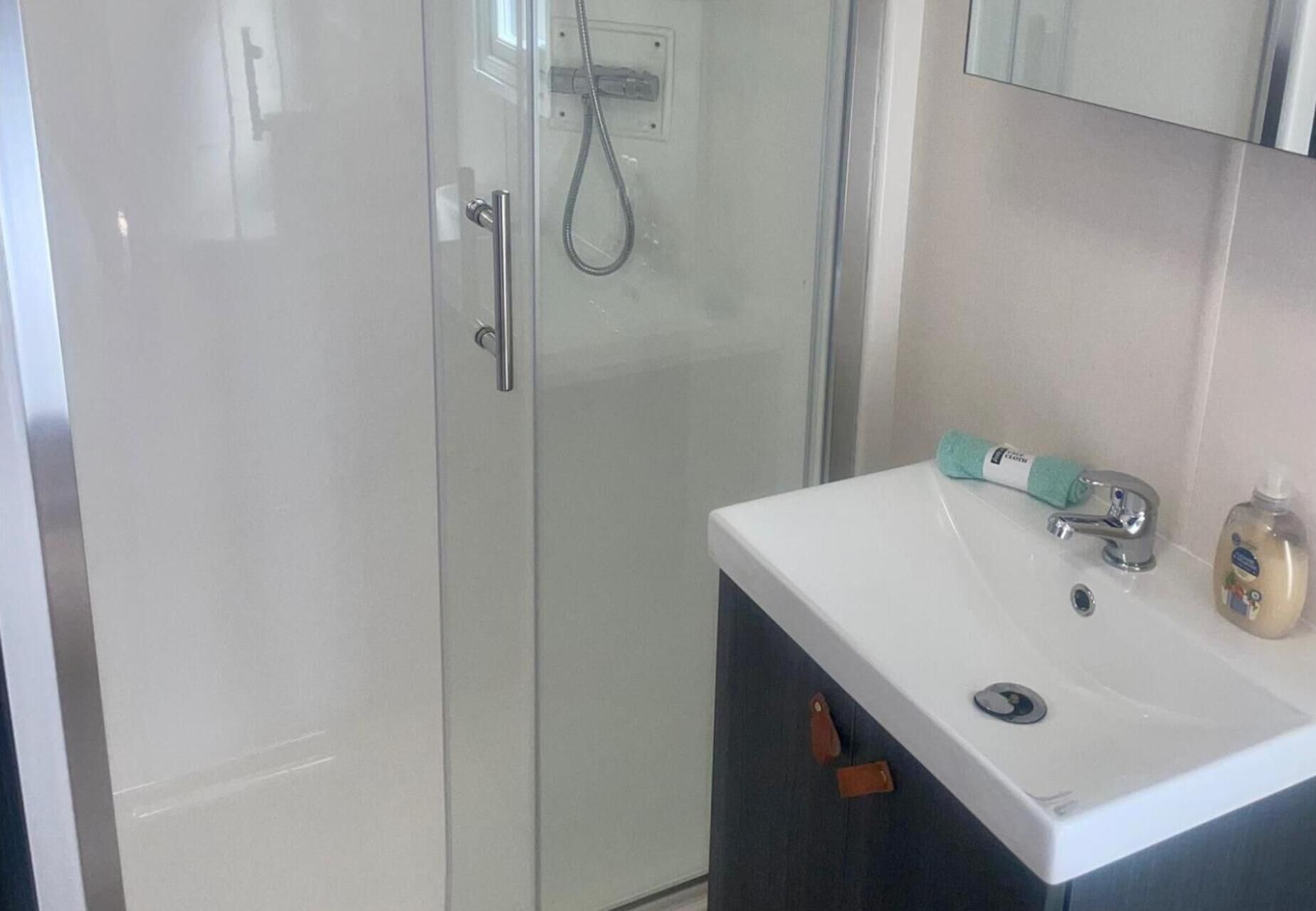Shower, towels