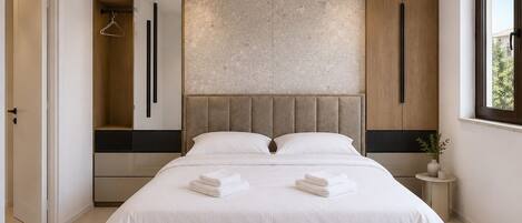 3 bedrooms, iron/ironing board, WiFi (free), bed sheets