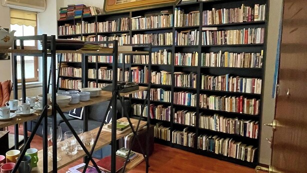 A room with a bookshelf, a desk with a chair, and a window. - Redecorated Flat With Huge Library 100mbps (Istanbul)