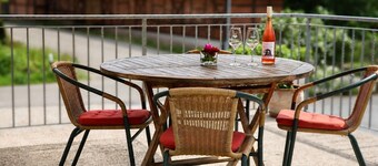 Suite "Scheurebe" with Breakfast, Free Wi-Fi & Parking, Near City Center