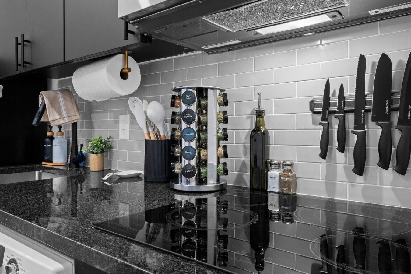 Cafetera y tetera, refrigerador, microondas y parrilla de estufa 