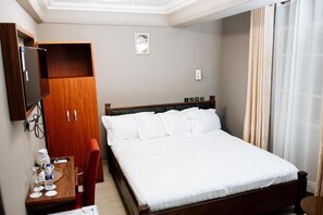 Desk, laptop workspace, free WiFi - OCEAN6 BEACH HOTEL (Accra)
