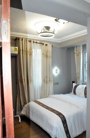 Desk, laptop workspace, free WiFi - OCEAN6 BEACH HOTEL (Accra)