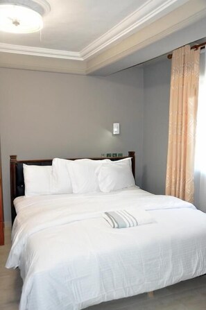 Desk, laptop workspace, free WiFi - OCEAN6 BEACH HOTEL (Accra)