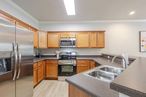 Coffee/tea maker, fridge, microwave, oven - Cozy 2-bedroom condo in soothing Lubbock with AC, walking distance to TTU campus (Lubbock)