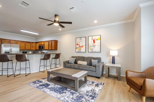 Cozy 2-bedroom condo in soothing Lubbock with AC, walking distance to TTU campus