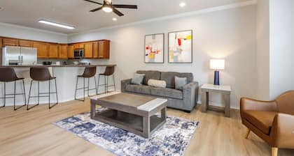 Cozy 2-bedroom condo in soothing Lubbock with AC, walking distance to TTU campus