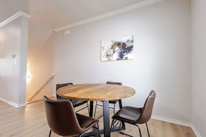 Dining - Cozy 2-bedroom condo in soothing Lubbock with AC, walking distance to TTU campus (Lubbock)