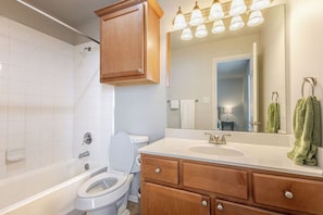 Hair dryer, towels, soap, shampoo - Cozy 2-bedroom condo in soothing Lubbock with AC, walking distance to TTU campus (Lubbock)