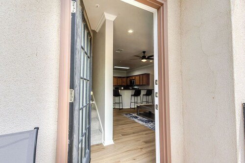 Cozy 2-bedroom condo in soothing Lubbock with AC, walking distance to TTU campus
