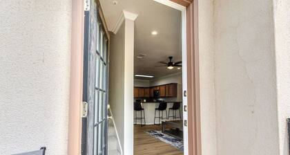 Cozy 2-bedroom condo in soothing Lubbock with AC, walking distance to TTU campus