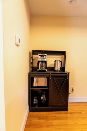 A compact kitchenette with a coffee maker, a kettle, and a blender. - Beautiful, Charming and Private house close to EVERYTHING. A/C and Fast Wifi (Orford)
