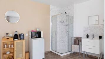Shower, towels