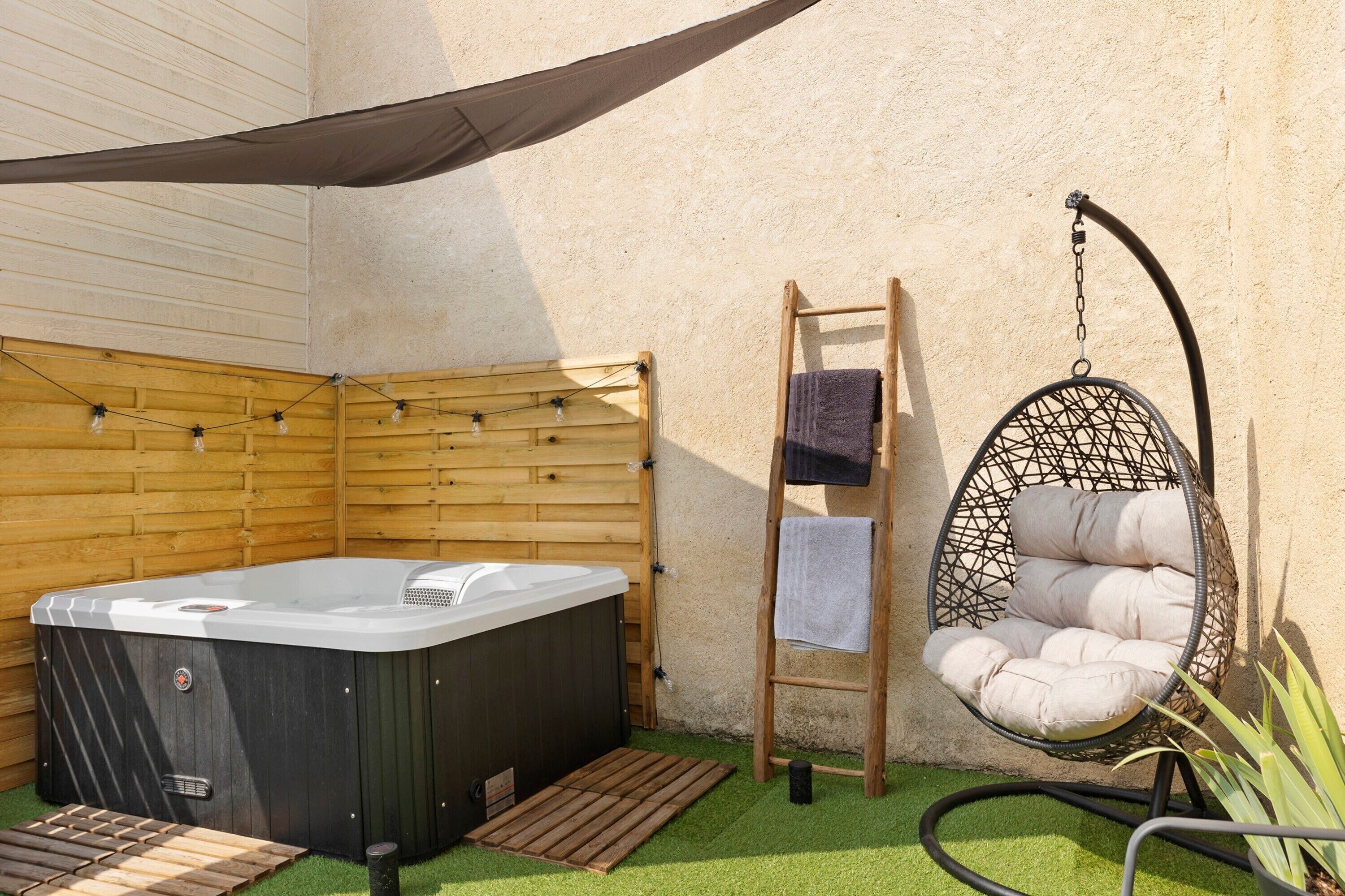 Outdoor spa tub