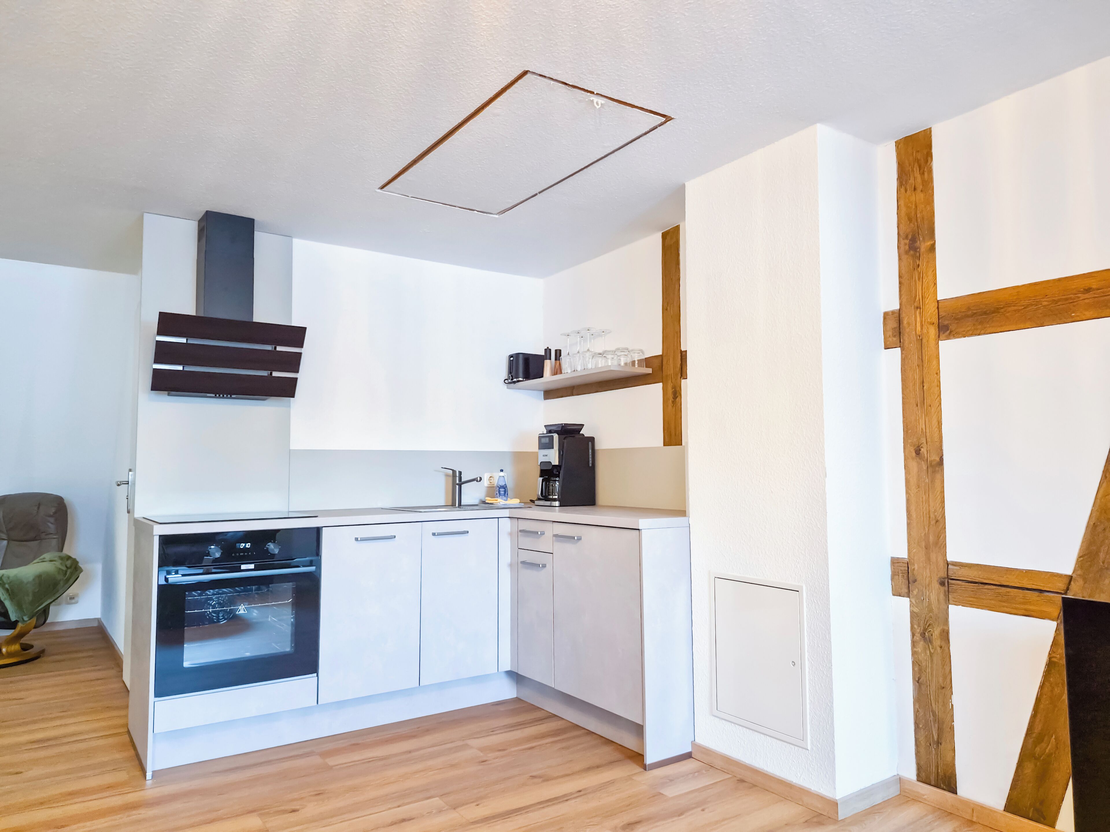 Wasserkocher mit Kaffee-/Teezubehör, Kühlschrank, Ofen, Herdplatte