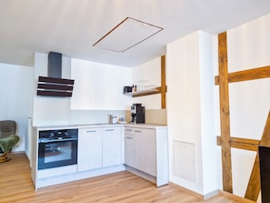 Wasserkocher mit Kaffee-/Teezubehör, Kühlschrank, Ofen, Herdplatte