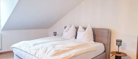 1 bedroom, desk, free WiFi, bed sheets