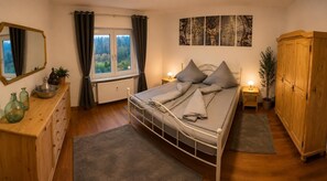 Iron/ironing board, WiFi, bed sheets - Modern Vacation Rental in Idar-Oberstein (Algenrodt) (Idar-Oberstein)