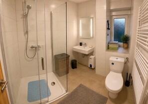 Shower, hair dryer, towels, soap - Modern Vacation Rental in Idar-Oberstein (Algenrodt) (Idar-Oberstein)