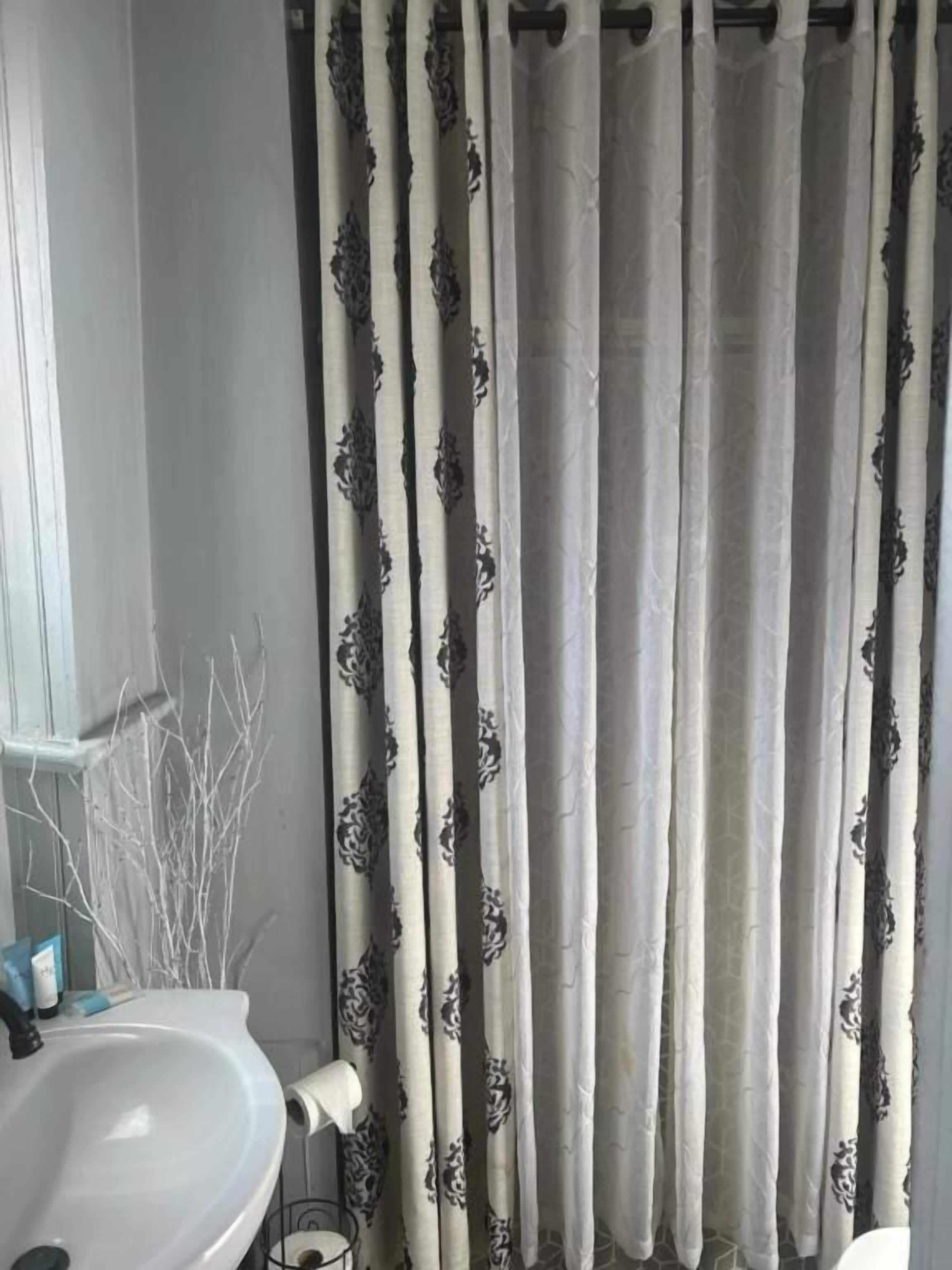 Deluxe Double Room, Garden View | Bathroom | Bathtub, hair dryer, slippers, towels