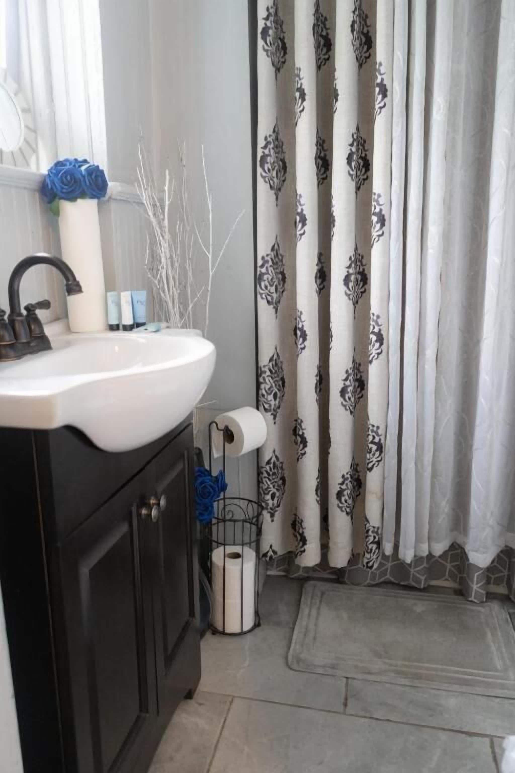 Sapphire Secret Deluxe Double Room, Garden View | Bathroom | Bathtub, hair dryer, slippers, towels