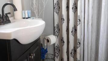 Sapphire Secret Deluxe Double Room, Garden View | Bathroom | Bathtub, hair dryer, slippers, towels