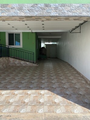 A hallway with a tiled floor, a green wall, and a white door at the end. - Casa Adriana. Comfort and safety. (El Sauzal)