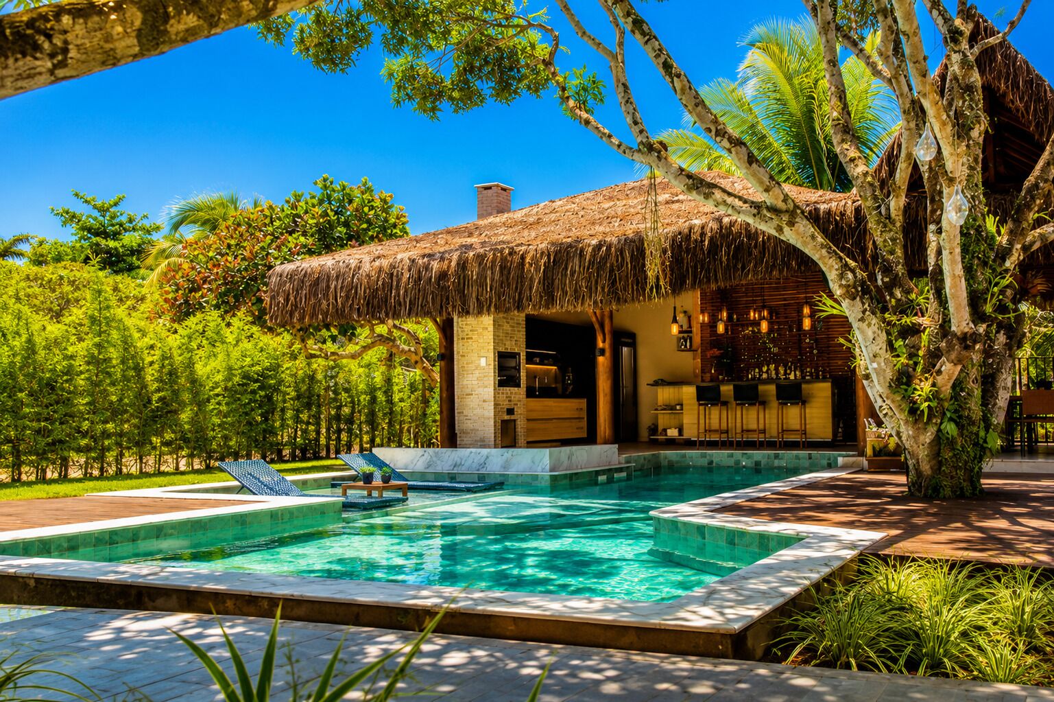 Una piscina al aire libre, una piscina climatizada