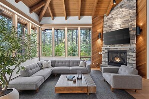 Living area - Elegant 5BR Bridal Trails Retreat Near DT Bellevue (Bellevue)