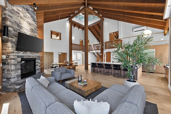 Living area - Elegant 5BR Bridal Trails Retreat Near DT Bellevue (Bellevue)