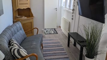 Apartamento, vistas al jardín | Zona de estar | Televisión de pantalla plana de 42 pulgadas con canales digitales