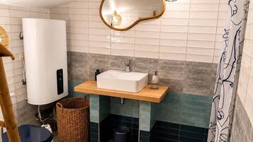 Shower, towels, soap, toilet paper