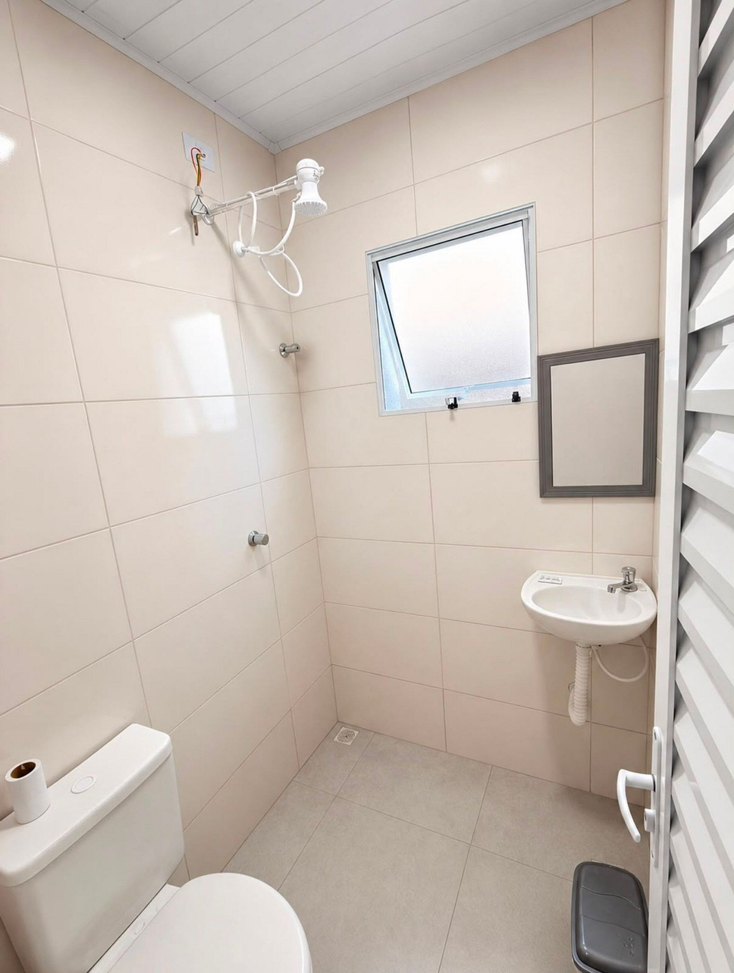 Een douche, zeep, toiletpapier