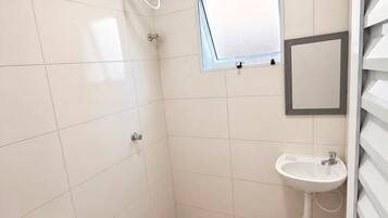 Een douche, zeep, toiletpapier