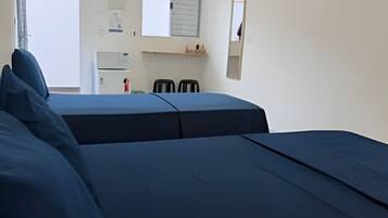 Eenvoudige studio | Een bureau, gratis wifi