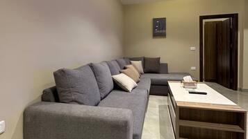 Apartment, 2 Bedrooms, Accessible, Smoking | Living room