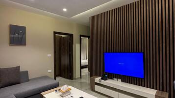 Apartment, 2 Bedrooms, Accessible, Smoking | Living room