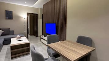 Apartment, 2 Bedrooms, Accessible, Smoking | Living room