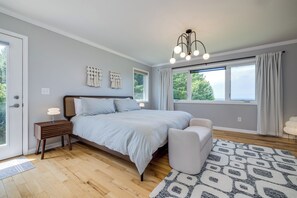 4 bedrooms, iron/ironing board, WiFi, bed sheets - Lake Michigan Retreat! Beautiful Views & Amazing Amenities (Ludington)