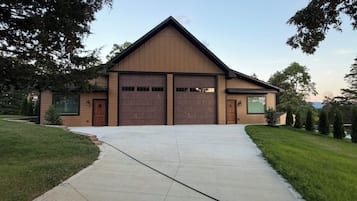 Un bâtiment d’un seul étage, doté d’un grand portail de garage, d’une allée et d’une pelouse bien entretenue.