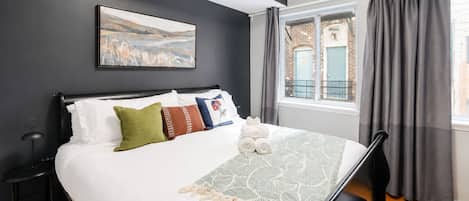 2 bedrooms, internet, bed sheets