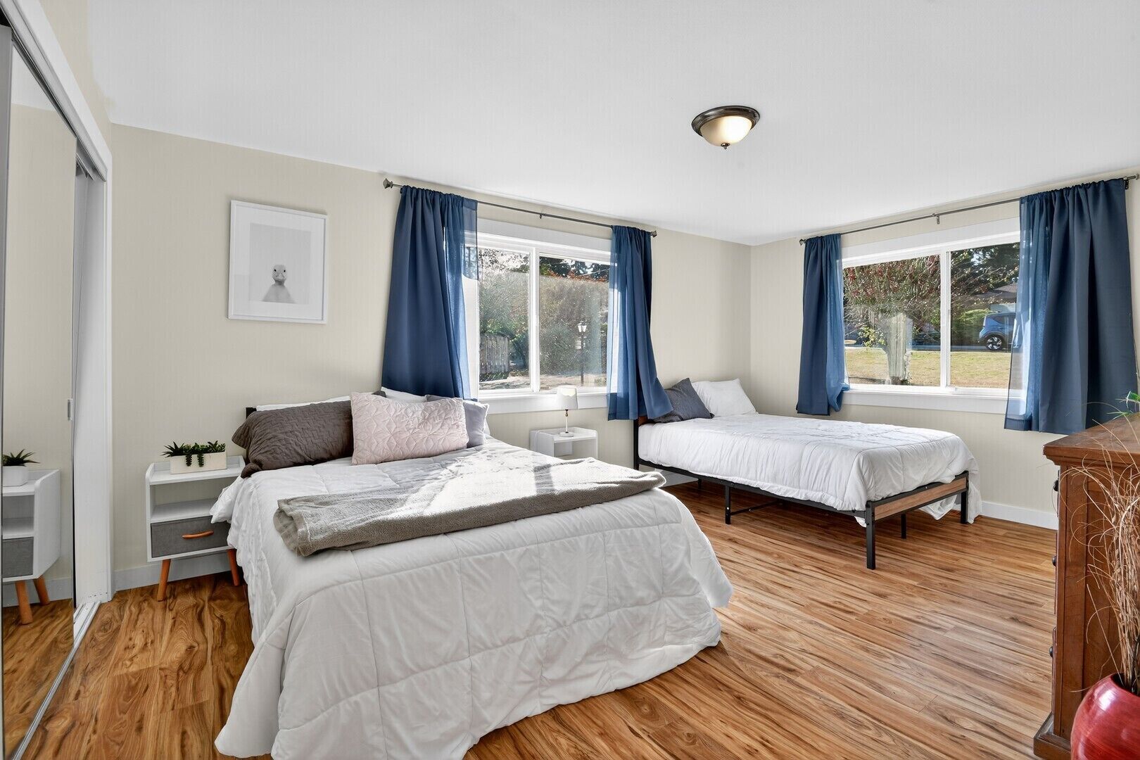 5 bedrooms, iron/ironing board, WiFi (free), bed sheets