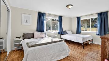 5 bedrooms, iron/ironing board, WiFi (free), bed sheets
